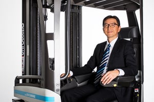 UniCarriers-PM-Neuer-Präsident-UCE-Bild-1_Masashi-Takamatsu-with-truck-for-web